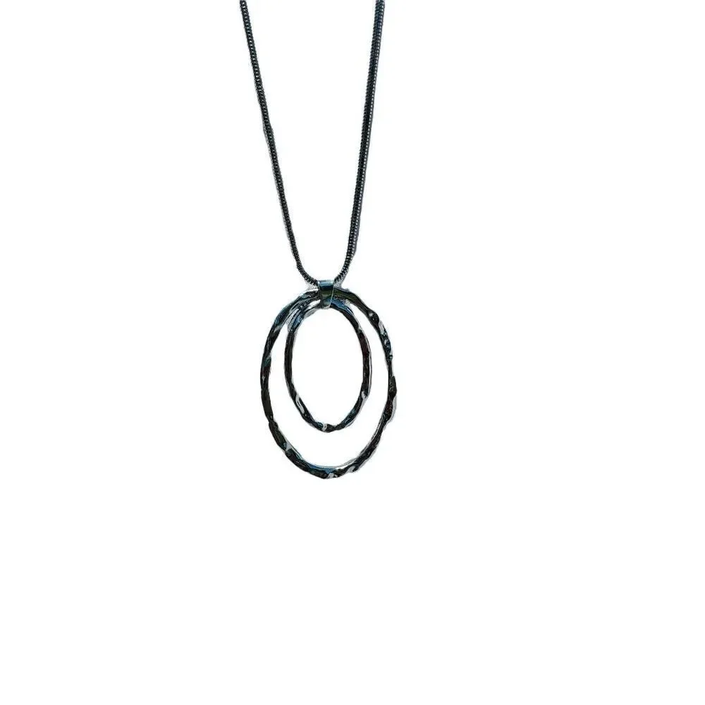 Silvertone fashion necklace round pendant